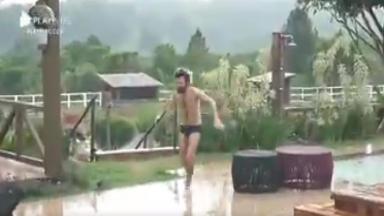 Na área da piscina, Lucas Cartolouco toma banho de chuva e mergulha na piscina em A Fazenda 2020 