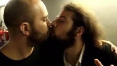 Lucas Gutierrez e Lucas Strabko, o Cartolouco, se beijam 