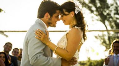 Juliano e Natália se casando em Flor do Caribe 