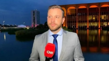 Cassius Zeilmann segura o microfone da CNN Brasil em transmissão em Brasília 