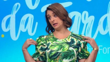 Catia Fonseca de roupa verde no cenário do Melhor da Tarde, da Band 