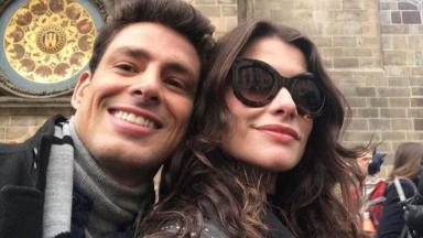 Cauã Reymond e Alinne Moraes tiram selfie em meio às gravações da novela Um Lugar ao Sol 