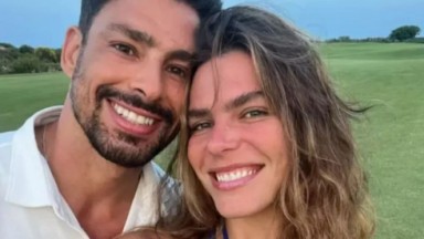 Cauã Reymond e Mariana Goldfarb sorrindo de rostos colados em selfie 
