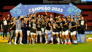 Jogadores do Ceará com a taça da Copa do Nordeste 