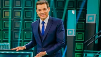 Celso Portiolli sorrindo no Show do Milhão 