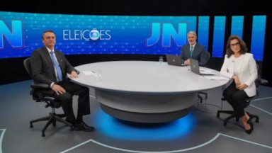 Jair Bolsonaro com William Bonner e Renata Vasconcellos no cenário 3D do Jornal Nacional na Globo 