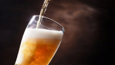 Uma taça sendo preenchida por cerveja 