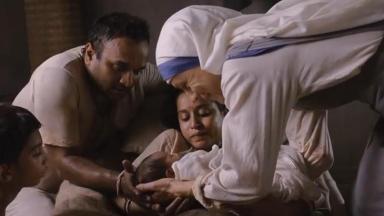 Cena de filme sobre Madre Teresa de Calcutá 