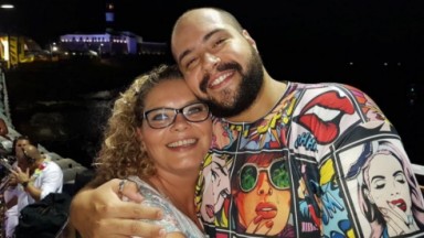 Cíntia e Tiago Abravanel posando para foto com blusas estampadas 