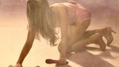Claudia Leitte esfrega o chão durante show 