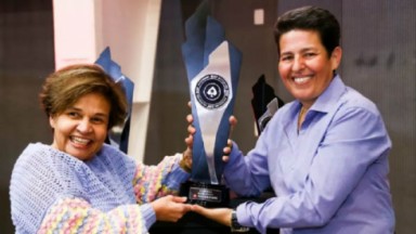 Cláudia Rodrigues e Adriane Bonato erguendo troféu 