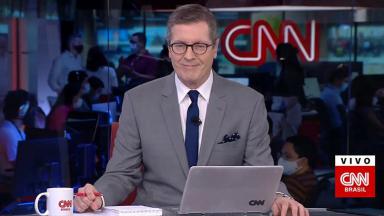 Márcio Gomes na bancada da telejornal da CNN Brasil 