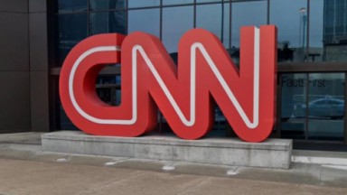 Logo da CNN Brasil em sede 