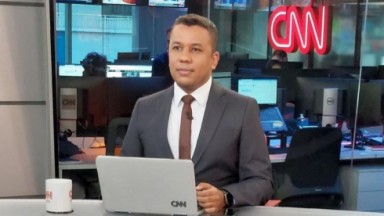 Renan Souza durante trabalho na CNN Brasil; 