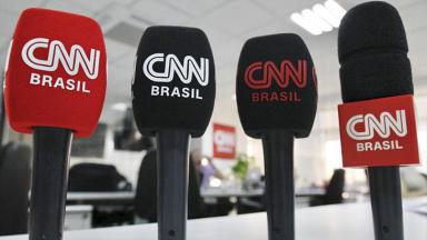 Microfones com o logo da CNN Brasil 