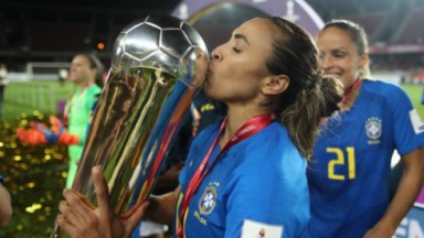 Marta beijando o troféu da Copa América 