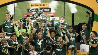 Jogadores do Palmeiras comemorando o título 