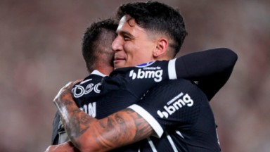 Jogadores do Corinthians se abraçando 