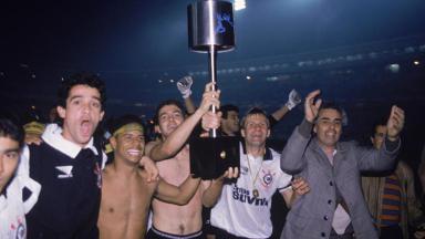 Elenco do Corinthians ergue a taça da Copa do Brasil de 1995, transmitida com exclusividade pelo SBT 