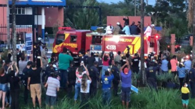 Fãs e imprensa se aglomeram no momento em que o carro de bombeiros, que leva o corpo de Marília Mendonça, chega ao cemitério 