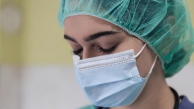enfermeiro com máscara para evitar a covid-19 