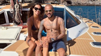 Daniel Alves, sem camisa e de óculos escuros em passeio de barco ao lado da mulher, a modelo,, Joana Sanz 