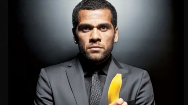 Daniel Alves com banana na mão 