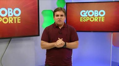 Danilo Ribeiro com as mãos espalmadas nos estúdios do Globo Esporte 