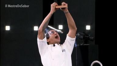 Dário Costa erguendo o troféu de Mestre do Sabor 