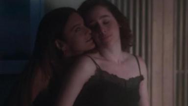 Dira Paes e Manoela Aliperti em cena de sexo da série As Five, do Globoplay 