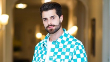 DJ Alok de camisa xadrez azul e branco 