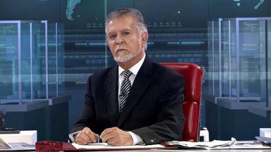 O jornalista Domingos Meirelles na bancada do Repórter Record Investigação 