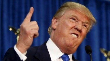 Donald Trump apontando o dedo pra cima 