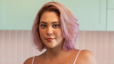Dora Figueiredo posando pra câmera de cabelo rosa 