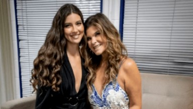Alanis Guillen e Cristiana Oliveira posando juntas para foto sorrindo 