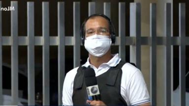 Repórter Eduardo Oliveira segurando microfone 