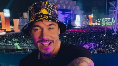 Eliezer sorrindo e usando chapéu no Rock in Rio 