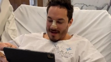 Eliezer no hospital com curativo no nariz após rinoplastia 