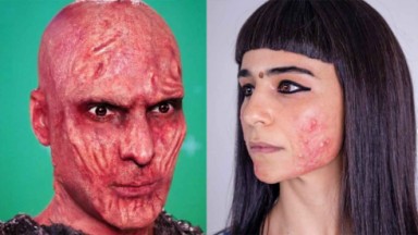 Dois atores caracterizados com implantes no rosto 