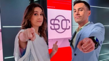 Mariana Spinelli e Bruno Vicari apontando o dedo para frente 