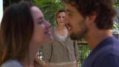 Fernanda Vasconcellos, Ana Beatriz Nogueira e Rafael Cardoso em cena da novela A Vida da Gente, em reprise na Globo 
