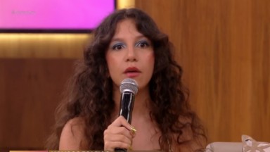 Priscilla Ancântara assustada com microfone na mão 