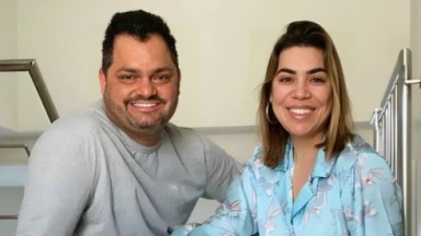 Rafael Cabral e Naiara Azevedo sorrindo em foto de pijama 