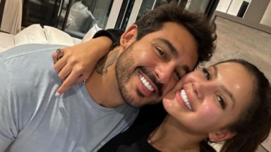 João Hadad e Luana Andrade sorrindo, abraçados, em selfie 