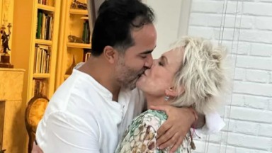 Ana Maria Braga e Fábio Arruda dão beijo em festa de aniversário do jornalista 