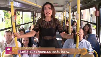 Fátima Bernardes dentro de um ônibus simulado, com passageiros, nos Estúdios Globo 