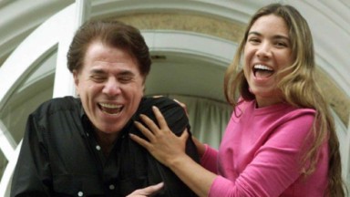 Silvio Santos e Patrícia Abravanel na sacada da casa do Homem do Baú 