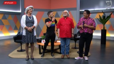 Guilherme Uzeda como Tia, Fefito, Leão Lobo e Tutu no cenário do Fofoca Aí 