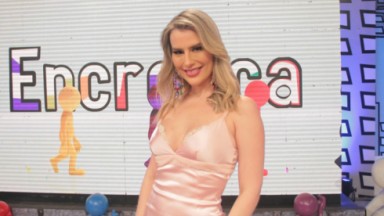 Fernanda Keulla com vestido cor-de-rosa posa em cenário do novo Encrenca, humorístico da RedeTV! que passou por reformulação 