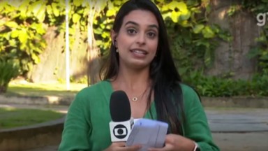 Fernanda Rouvenat tensa com microfone e papel na mão 